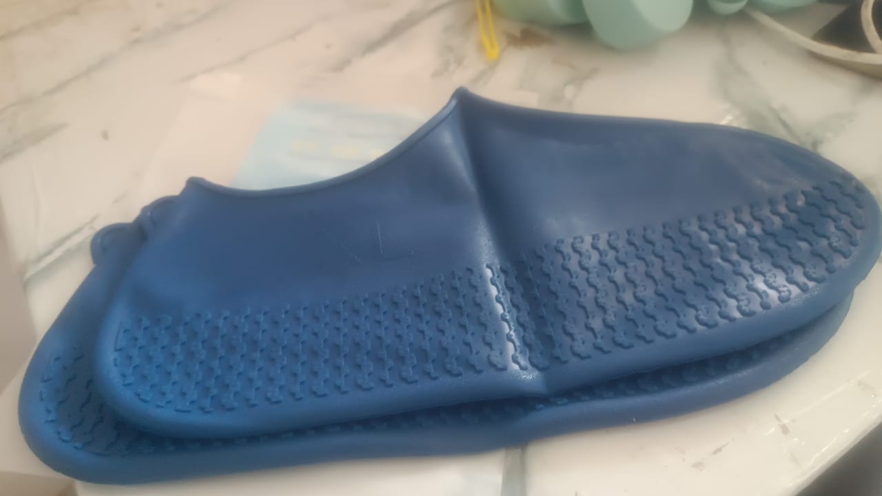 Non-Slip Silicone Rain Reusable Anti skid Waterproof Fordable Boot Shoe Cover (Extra Large Size (XL)/ 1 Pair / Mix Color)
